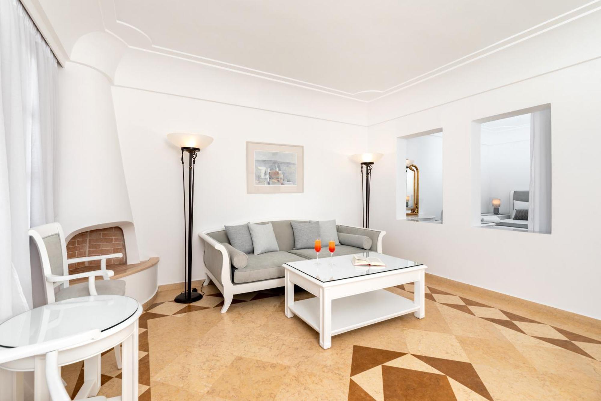 Maison Des Lys - Luxury Suites Akrotírion Exteriör bild